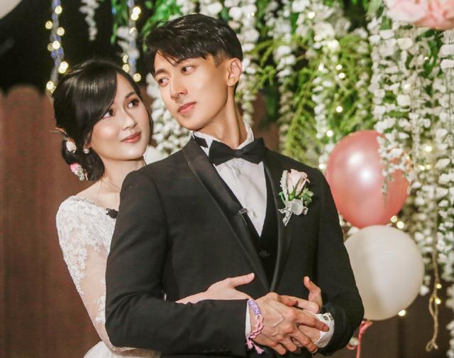 林丽吟婚纱上有小设计,吴尊看到后感动流眼泪,这段神仙爱情爱了