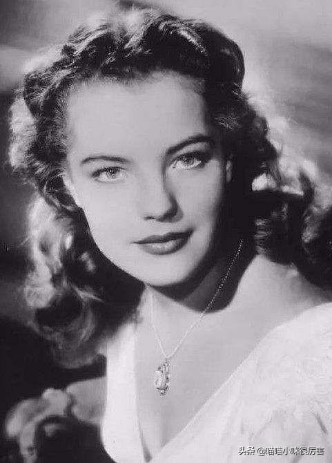 娜塔莉是一位模特,热情开放,痴迷于阿兰德龙的名气.