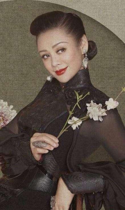 老牌女星旗袍,伊能静极具古典美,张曼玉造型至今无人超越