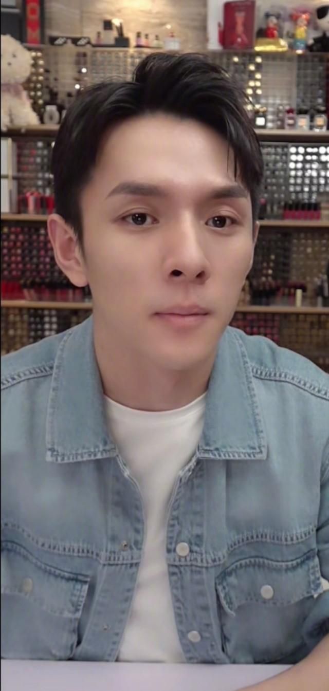 李佳琦直播没开美颜虽然有点憔悴但仍旧挡不住其帅气