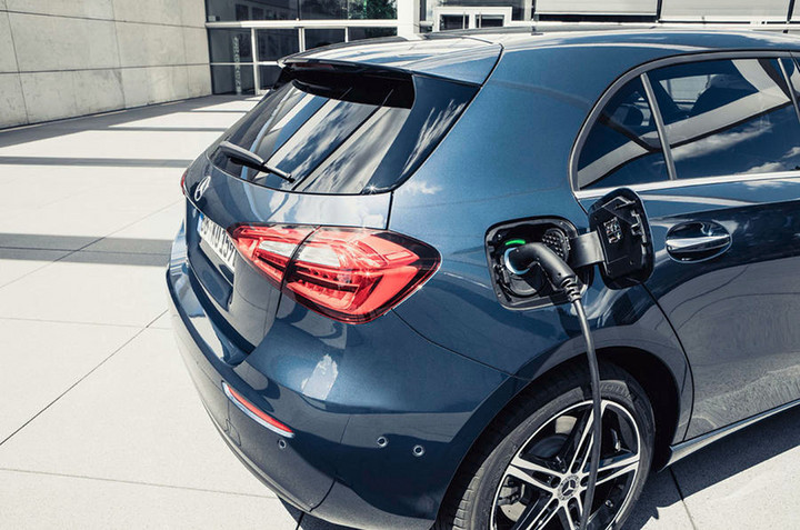 奔驰b250e插电式混合动力上市!入门级车型售价35280英镑