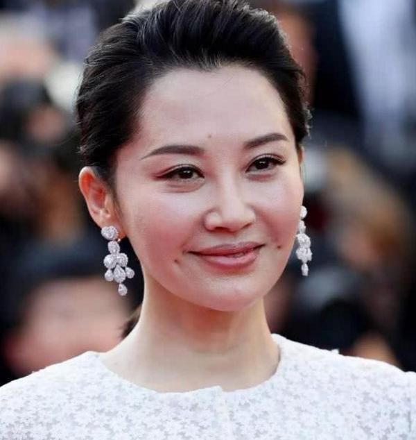 许晴少了精修,浓妆艳抹下生图很显老,全靠气质在撑明星范