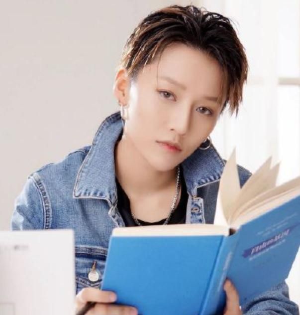 刘雨昕10年选秀经历曝光,3次第一2次解散,变化最大的是她的脸