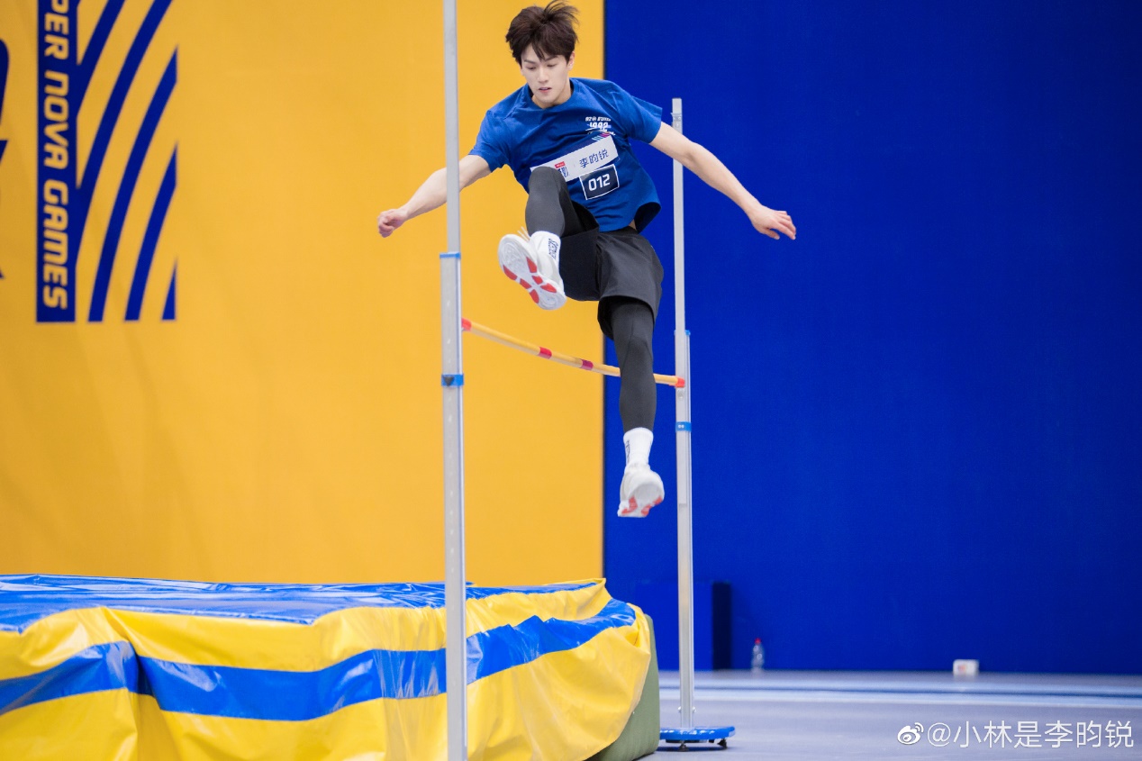 阳光小生李昀锐帅气造型身穿蓝色短袖t恤平板支撑秀完美臂肌