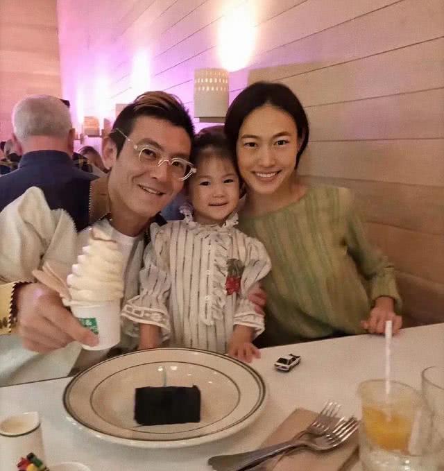 陈冠希罕见晒一家三口合照3岁女儿跟超模老婆太像了