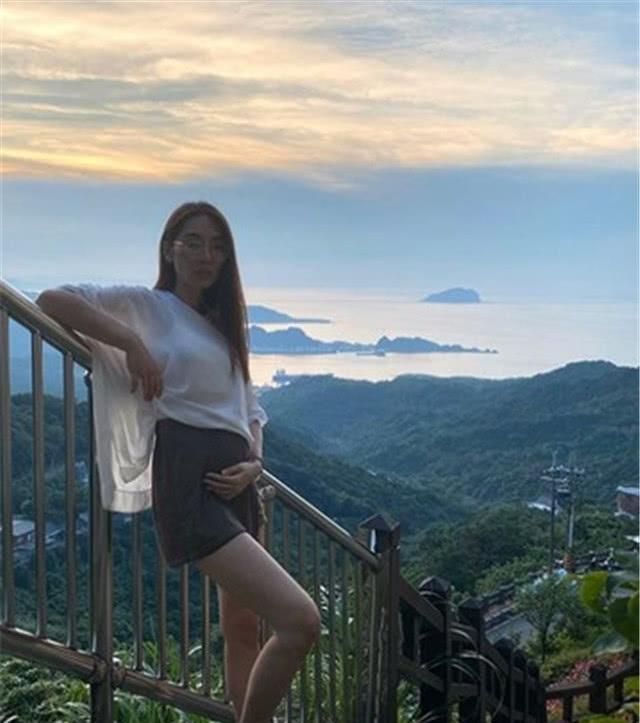 嘻哈歌手热狗女友晒照自曝怀上二胎,两人育有一女至今未婚