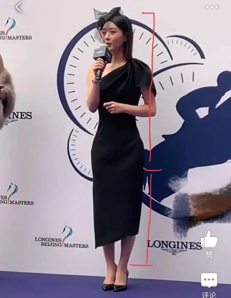 赵丽颖胸肌拉丝练成金刚芭比?网友:好好当萝莉不好吗?