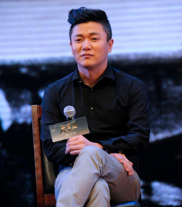 肖央越来越有潮男范,橘色t恤配运动裤,胸肌长腿散发满满荷尔蒙