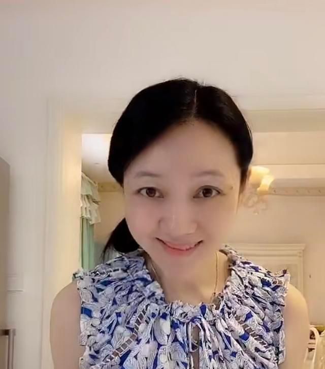 著名主持人周群近况罕曝光素颜出镜演睡美人