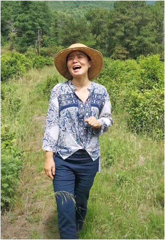 《忐忑》原唱龚琳娜近况曝光,扮成村妇唱山歌,混血儿子太接地气