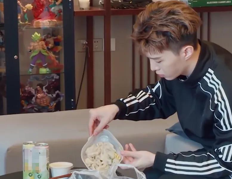 范丞丞早起点外卖,看清早餐分量,刷新我对男明星胃口的认识