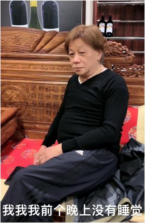 视频中,梁小龙穿着黑色的长袖t恤,头发染成了金色,但是依然掩盖不了