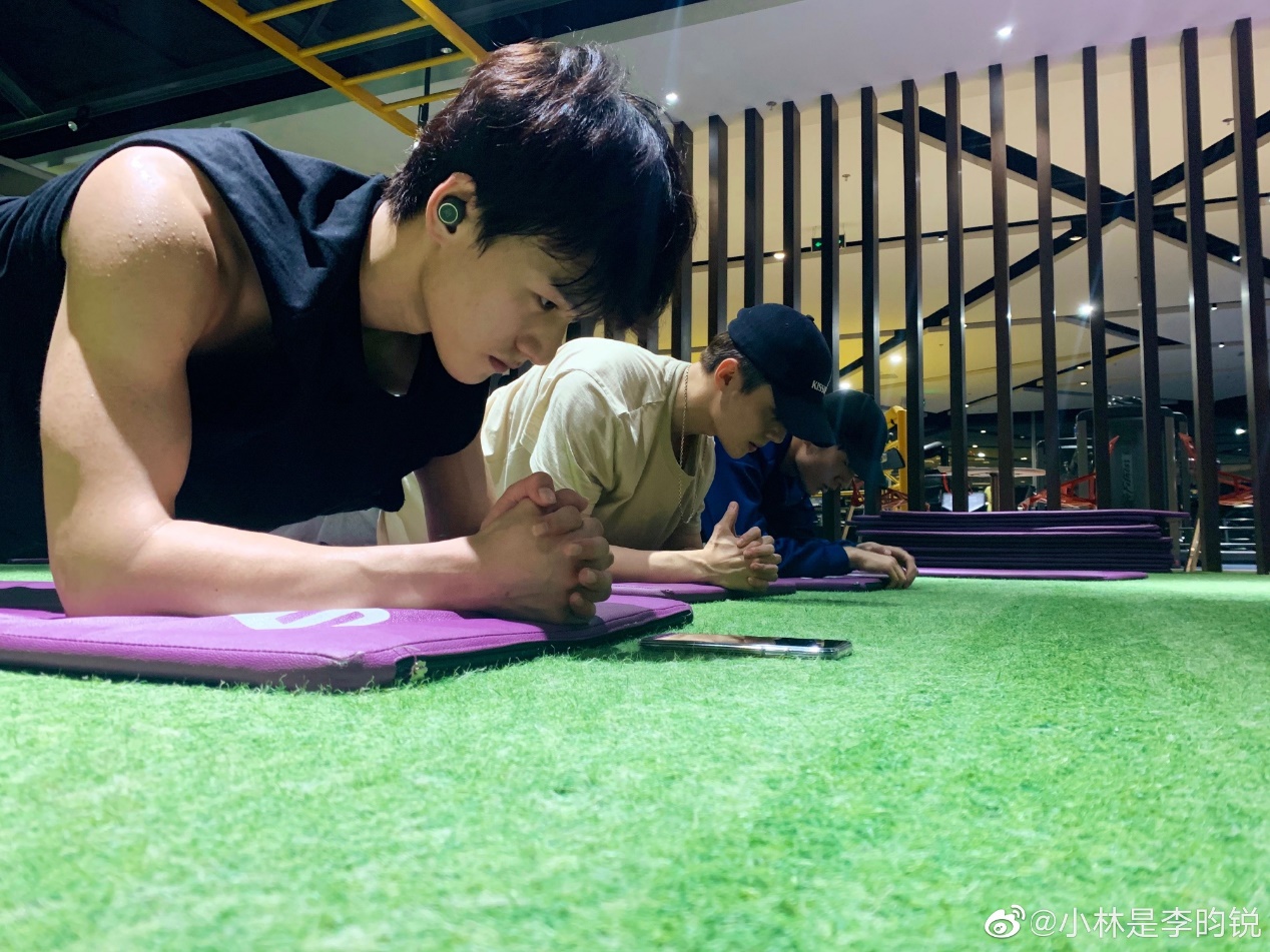 阳光小生李昀锐帅气造型身穿蓝色短袖t恤平板支撑秀完美臂肌