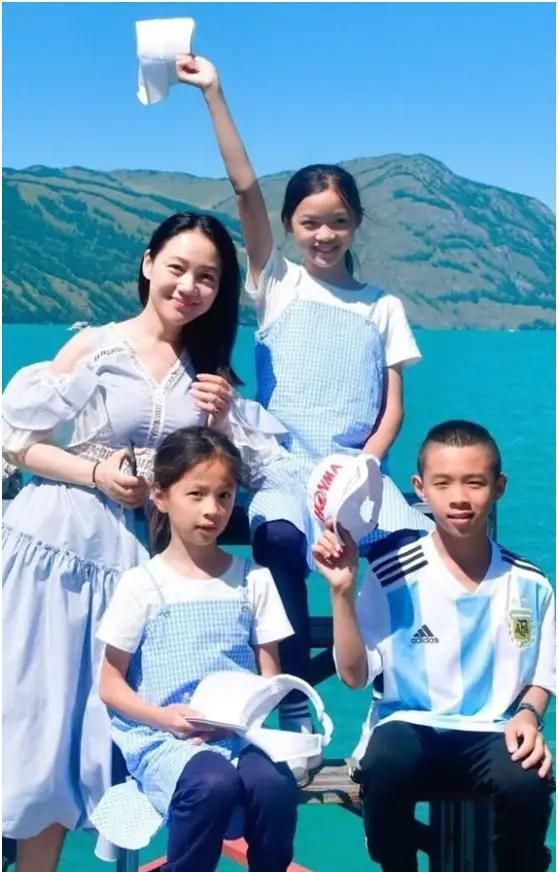 如今,周群已经是三个孩子的妈妈了,47岁的她能保养成这个样子,精神