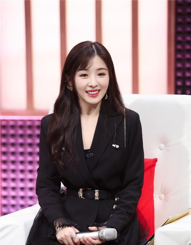 上节目时,张含韵一身西服套装霸气带范,张含韵在这件西装外套里面搭了