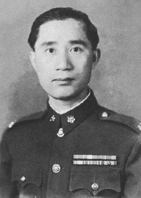 次日一大早,各个报社的记者就赶到现场,围住了时任民国政府航空署署长