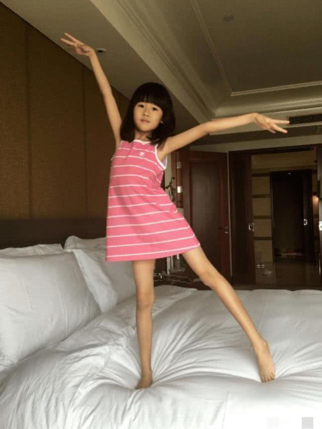 有种"发育过猛"叫陆毅女儿,12岁就拥有大长腿