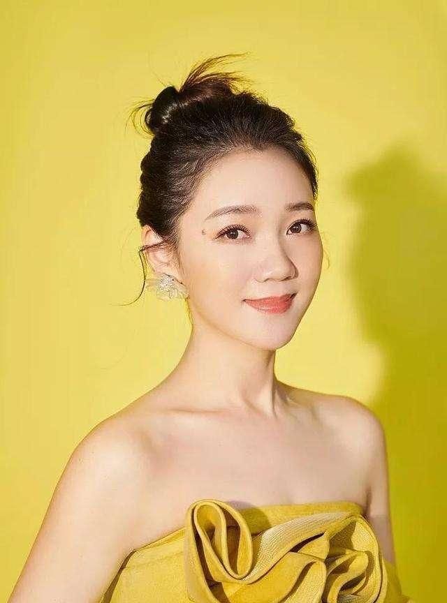 著名主持人周群近况罕曝光素颜出镜演睡美人