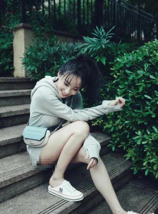 曾小贤女神诺澜罕见晒美照秀身材身姿纤细美腿抢镜