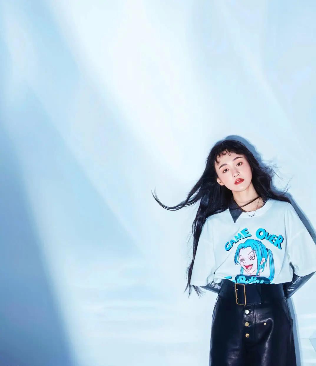 郑爽化身海的女儿,穿"海浪"图案上衣配海蓝半身裙,画面感超美