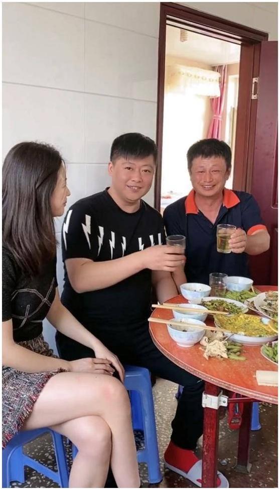 被赵本山力捧14年,谢永强晒近况,娶95后小娇妻,和