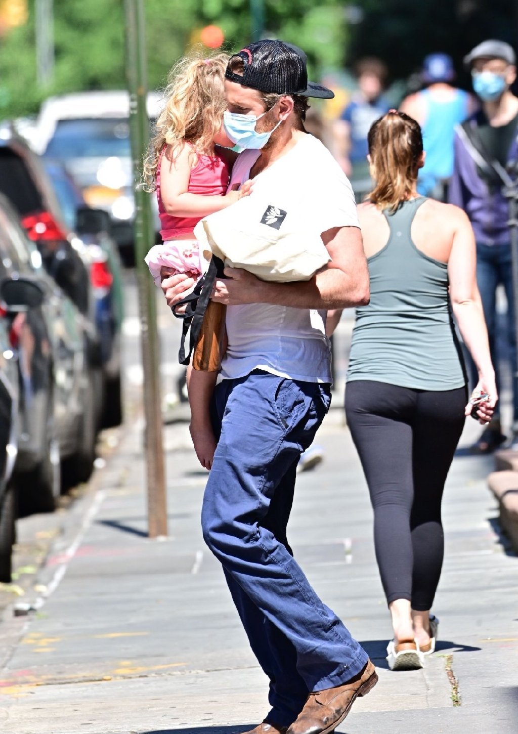 45岁布莱德利库珀现身街头火箭浣熊抱着女儿幸福又甜蜜