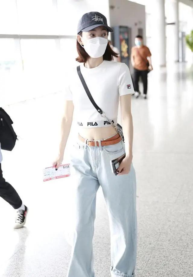 王丽坤的"马蜂腰"真是绝了,坐下时都没赘肉,真是太瘦了