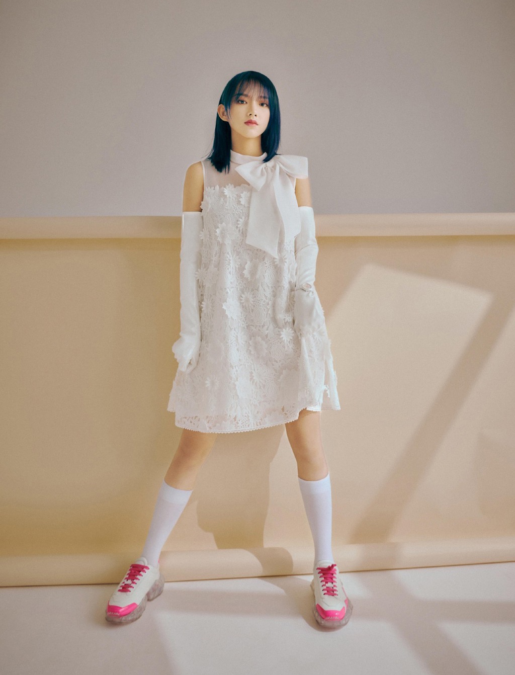 程潇穿得好有魅力白色衬衫配抹胸皮裙这身材曲线看得心跳加速