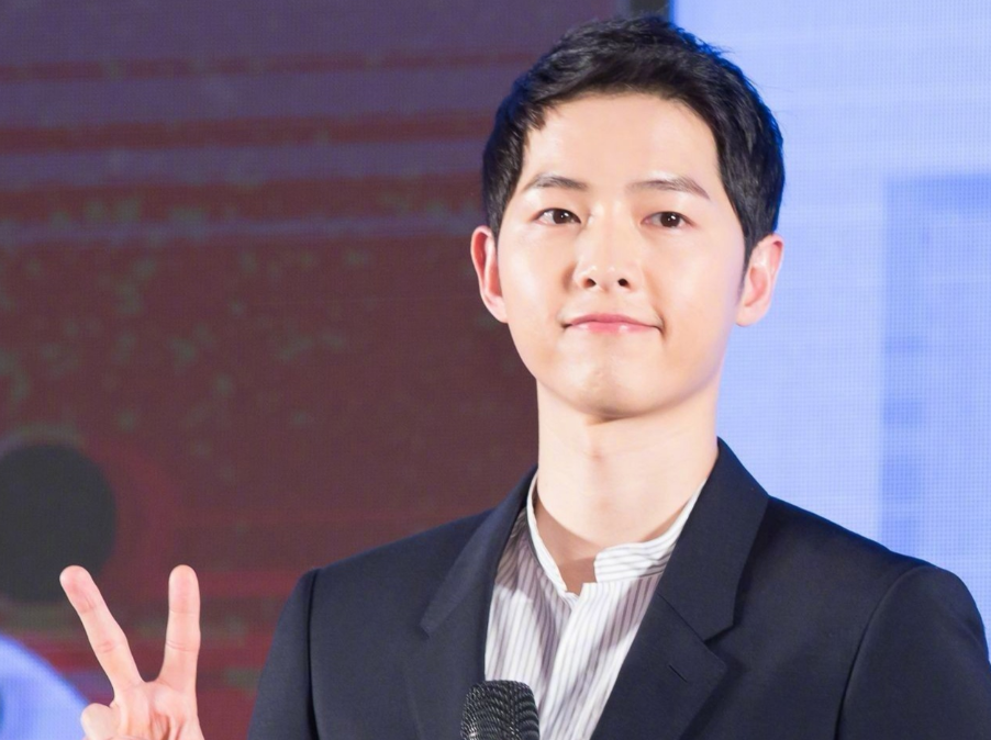 宋仲基最新视频曝光,剪了一头清爽短发,身穿西装大秀好身材