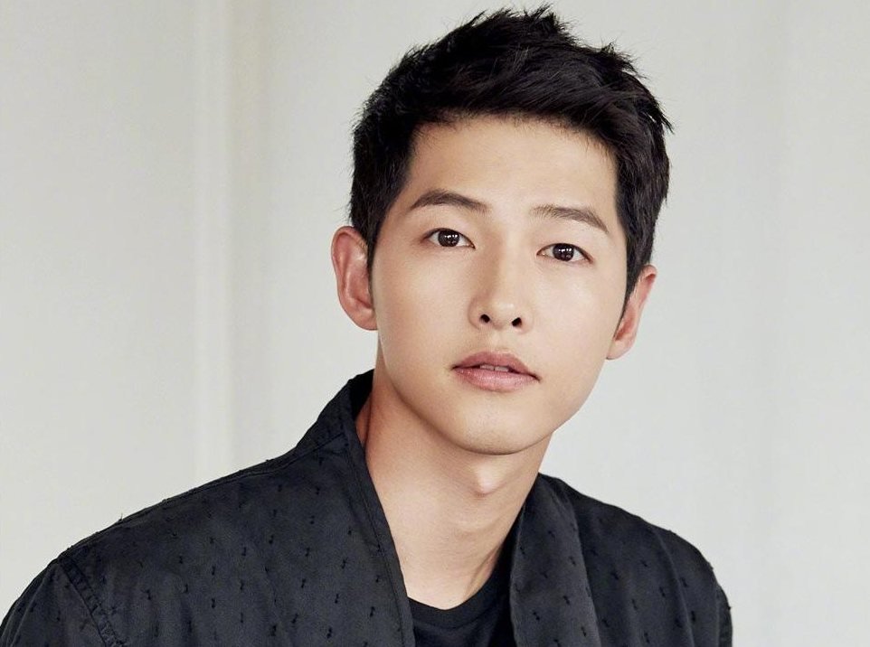 宋仲基最新视频曝光,剪了一头清爽短发,身穿西装大秀好身材