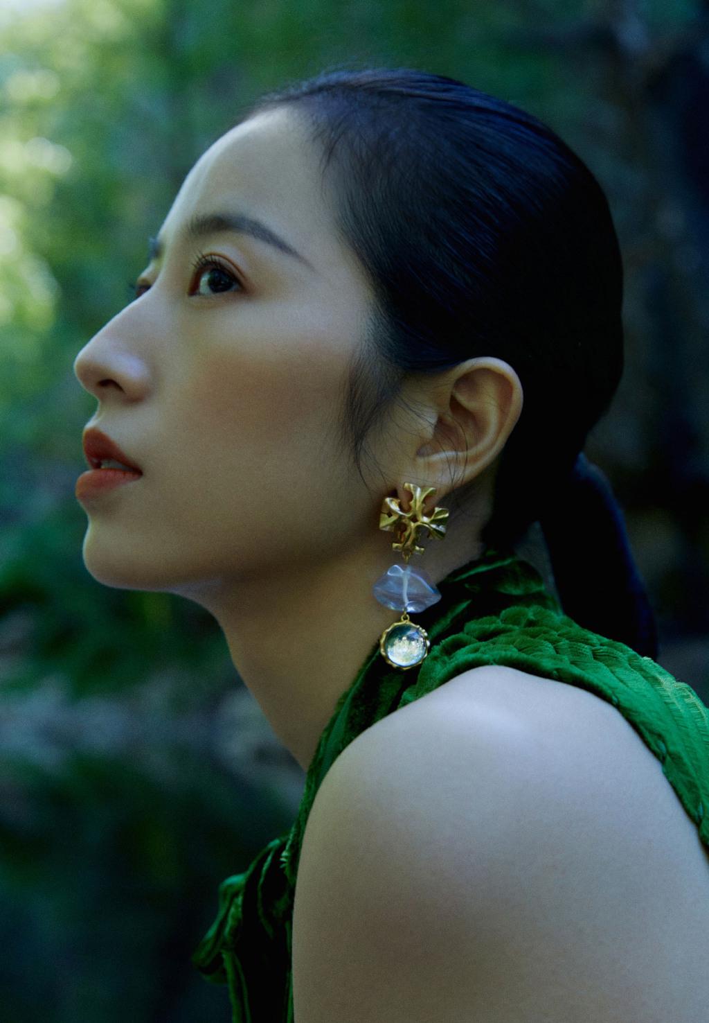 周雨彤也是高级脸3万3的绿色丝绒裙配低马尾复古霸气