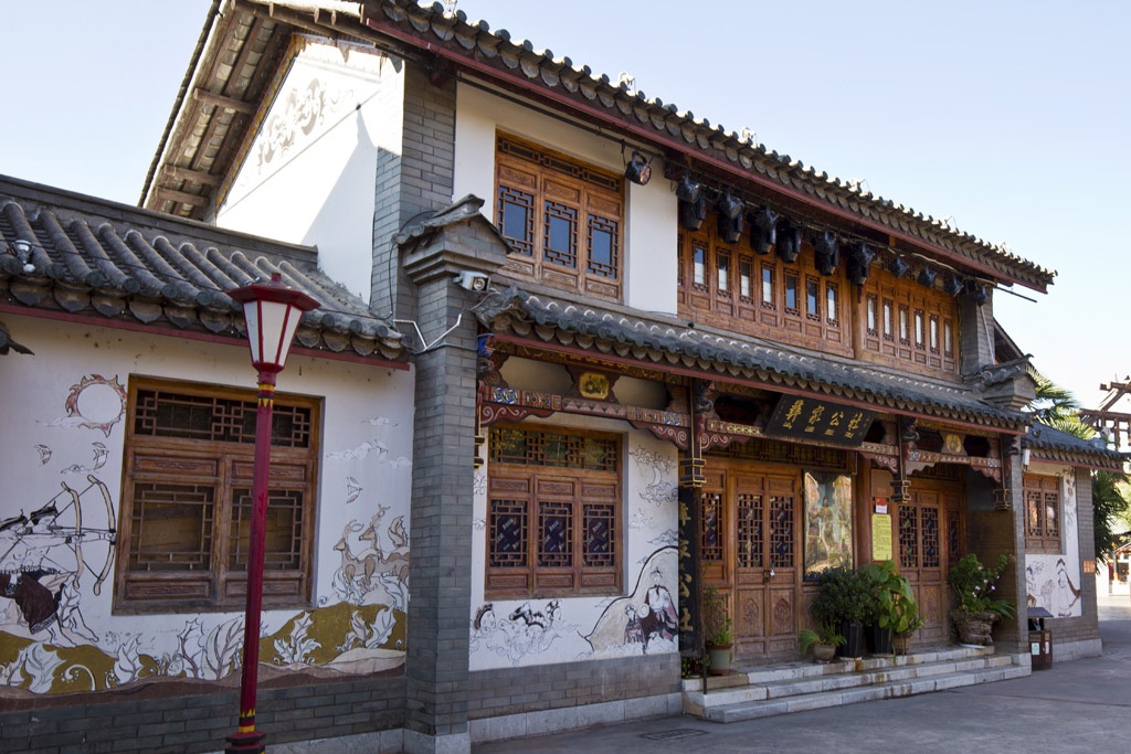 整个彝人部落以彝族传统建筑中的土掌房设计建造的,彝人部落里的