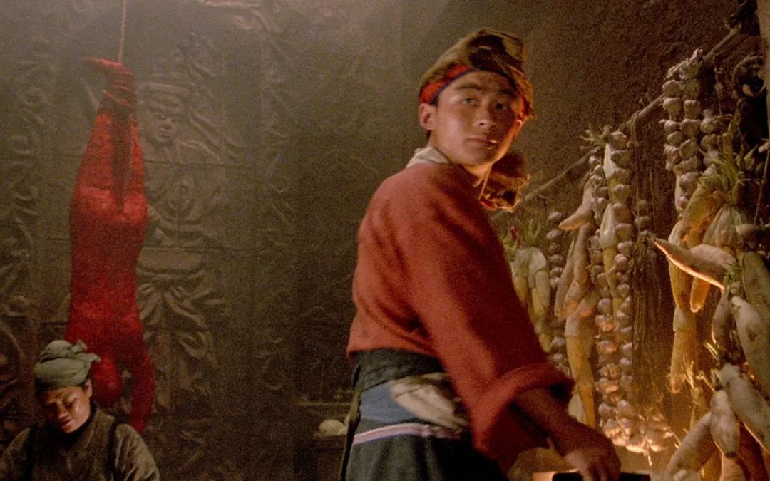 王彤川饰演的店小二刁不遇可以说是影片中隐藏最深也是最厉害的人.