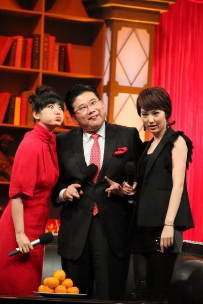 56岁主播曹可凡与妻子婚后恩爱有加儿子块头大很富态