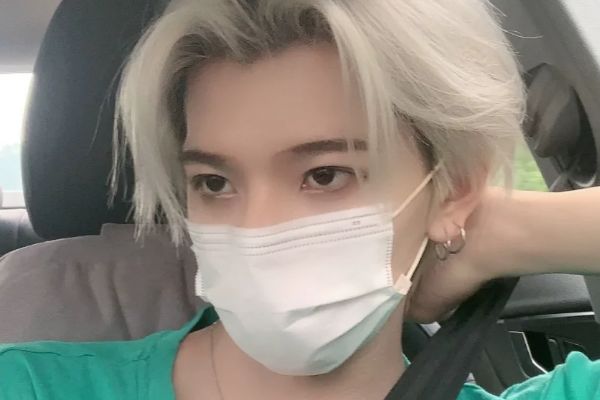 七鹤大人为证明自己帅,摘下口罩露侧脸,不愧是演校草的人