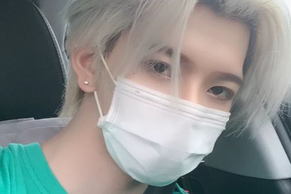 七鹤大人为证明自己帅,摘下口罩露侧脸,不愧是演校草的人