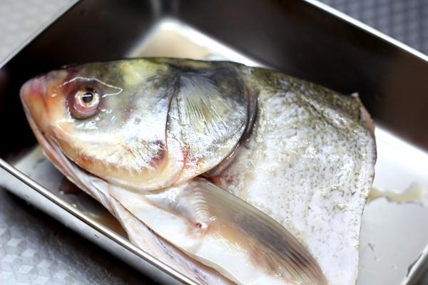 秒杀餐馆黄焖鱼头,鱼头这么做比饭店做的都好吃,一起动手做吧