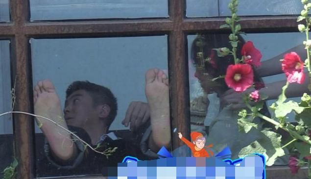 杜江拍大片脱鞋光脚踩窗台被嘲没素质