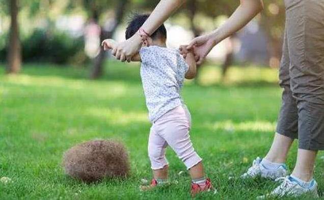 宝宝学步期,家长有4个方面要注意,千万别马虎