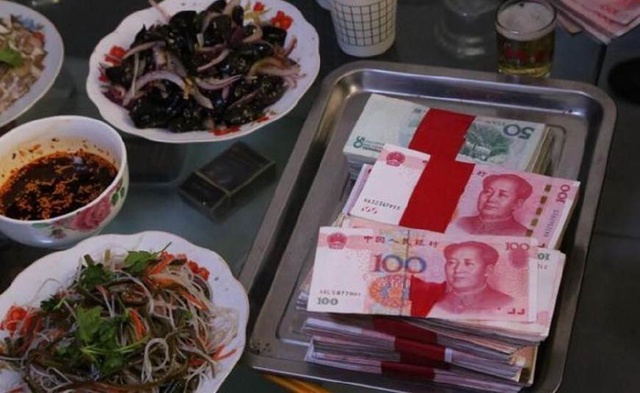 农村准新郎拜望女方家,桌子上摆着一沓钱,都是礼金,太多了吧?