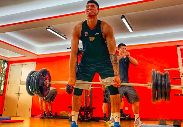 周琦发训练视频引近25万评论迷你杠铃不见了球迷加重了