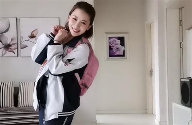 二胎妈妈穿孩子们的衣服,显得活力满满,网友:宝妈好年轻