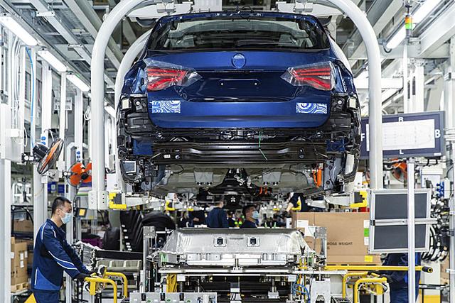 宝马电动SUV下线了，拼得过特斯拉Model Y吗？