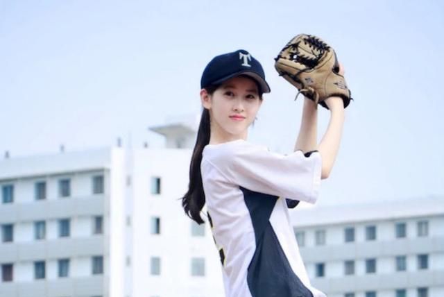 章泽天学生时期近照被晒出,穿体操服翩翩起舞,少女感十足