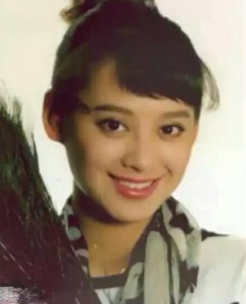 宁静"少女照"被疯传,脱俗又灵巧,怪不得自称小时候像洋娃娃