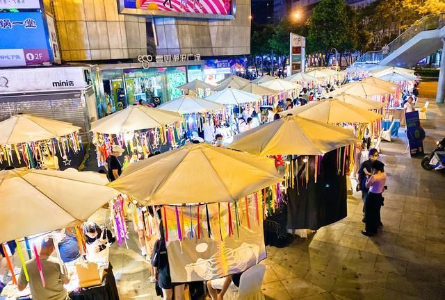 19年后的今夏,成都春熙路再现"摆摊盛况"|春熙路|地摊|摆摊_新浪新闻