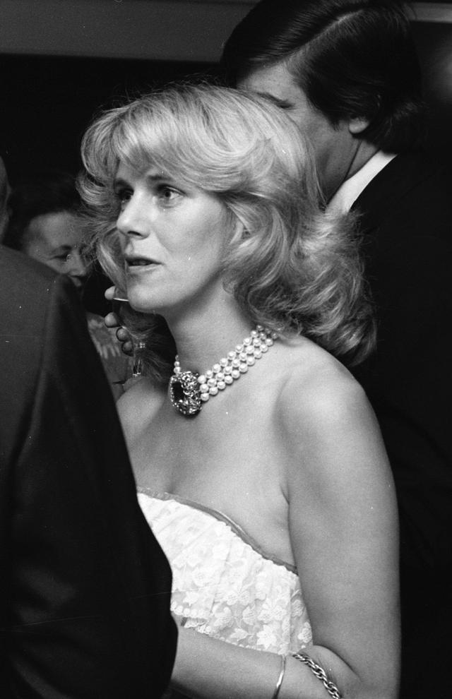 卡米拉热衷于模仿戴安娜是何居心?身材垮却穿黑裙秀事业线秀性感