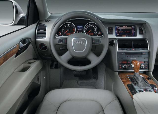 而第一代奥迪q7的内饰,也采用了当时极为潮流的设计风格,内部的配置