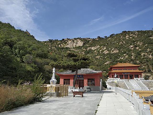 2,黄花山:建平县万寿街道,朱家杖子村,丘陵中凸起一座高山,海拔近千米