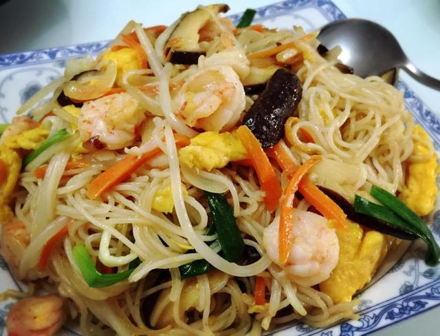 教你营养好吃的虾仁炒米粉让人吃一口就不想放下筷子了特香